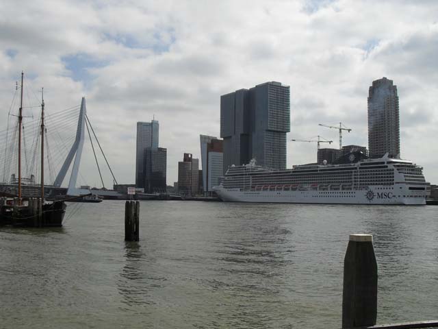 Cruiseschip ms MSC Magnifica van MSC Cruises aan de Cruise Terminal Rotterdam